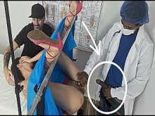 inseminada pelo médico dotado por trás do corno!