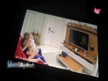 Marido Esposa caliente Cordina follando con su amiga en el sofá en casa junto a la cámara de seguridad
