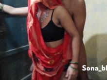 Esposa india caliente en sari rojo.