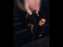Follando Sarahkitty afuera en las escaleras después de su noche