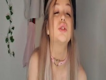Buxom Honey nos está mostrando su rutina de inhalación de varilla de hombre fresco con un pene falso, disfruta mucho