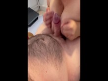 Burlarse y titfuck con swinger novato