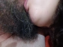 puta cachonda con un beso de lengua, sacudiendo la polla del cornkold mientras ella chupa su gran boca