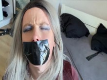 Chica de mariquita amordazada en la jaula de castidad