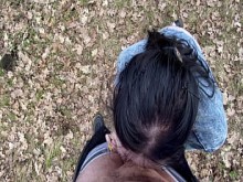 En el bosque sobre las rodillas arrastró a un chico en la primera cita y lo agachó