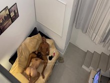 La rubia caliente engaña a su marido pero películas de cámara oculta todo el cornudo la vio beber lechón
