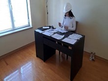 El trabajador folla a la esposa del jefe después de que él la rechaza