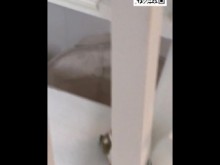 [NTR sin censura] Escuché una voz sexy en el baño, así que fui a verla y me masturbé en una videollamada con mi amigo sexual. La esposa pervertida empuja su consolador en su coño mientras sacude su copa G ????