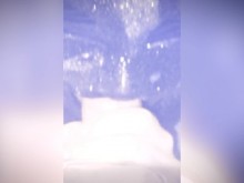 Housewife que tiene una fiesta de mamada privada con su esposo y amigo.
