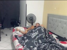 Mi padrastro me masturba con un consolador vibrante.
