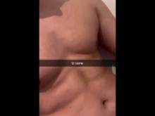 La esposa engaña a su esposo con su colega, Alex, durante un viaje de negocios en Snapchat.