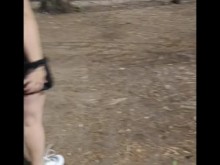 Mi amigo y yo llevamos a mi esposa al parque por jugar en el patio de recreo.