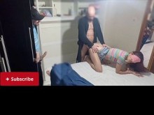 Broma con esposa con los ojos vendados ... ¡Amigo de la bocina entra en el momento del sexo!