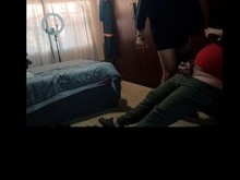 Hermanastas Virgin Folló mientras su amigo se masturba y corren en Titty afuera en Garden
