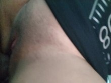 Mi cornudo llega mientras estoy jodiendo con nuestro vecino y me mira crampí