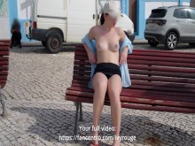 Tetas intermitentes en público arriesgado