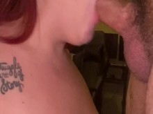 La esposa caliente trae a un chico a casa