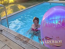 Mi chico cornudo filma un fanático de los fanáticos en la terraza de la piscina