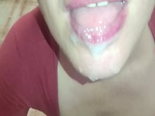 Esposa de puta recién casada engañando a su esposo ofreciéndole el culo y la boca a su hijastro