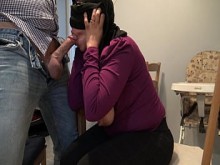 La esposa del cornudo amateur humilla a su esposo francés y luego tiene relaciones sexuales con un extraño