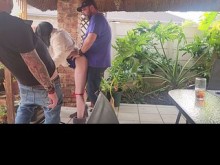 A mi amiga le gusta compartir su esposa cachonda al aire libre.