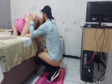 ¡La ama de casa solitaria no puede resistir al técnico de Internet y hace que su esposo sea un tonto!