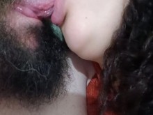 Este beso caliente y travieso deja el cornudo cachondo, follando y chupando la gran lengua de la perra