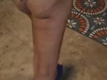 Hotwife Kayla mostrando mi culo phat frente a mis amigos de mi esposo