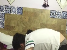 Le doy a mi hermanastro una deliciosa mamada en su casa.