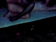 Despertar en una fiesta de swingers y ver a mi esposa moverse con un tipo grande en el suelo