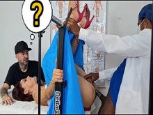 ¡El ginecólogo no puede resistirse y se folla a la esposa de su cornudo!