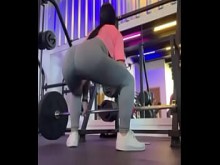 Entrenando mientras el cornudo trabaja