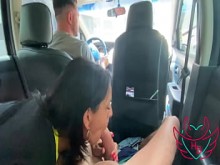 Amamantó a su hijastro mientras el cornudo conducía