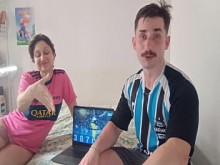 Mi equipo de fútbol perdió, ella ganó la apuesta y tuvo que comer mi polla