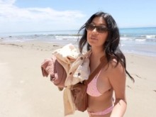 La cuñada engañando a la ley le encanta chupar la polla en público, así que me llevó a una playa desnuda - Cami Strella