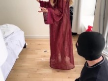 Virgin Sub limpia la habitación de la Diosa después de la noche con sus Alfas