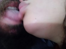 hermosos y grandes labios carnosos, dejando excitado al cornudo, con su beso y manos rápidas masturbándose
