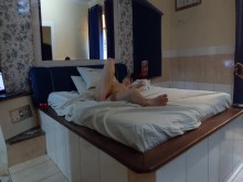 Moreno chupó el coño mojado del bombón y luego empujó su polla