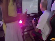 Esposa se folla a los amigos del marido cornudo en una fiesta en casa - Humillación y conversación sucia