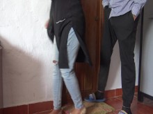 Esposa árabe egipcia con repartidor africano