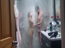 Sexo de la ducha casera de una pareja real. Milf Hotwife Swingers. Sexo sensual erótico.