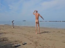 Follada por una enorme polla en una playa nudista italiana. Parte 2.
