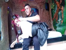 azotes y palmadas en el culo de la sexy hotwife antes de follarle el coño y el culo