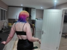 Hotwife se desmaya y pone los cuernos a su marido para conseguir su casa