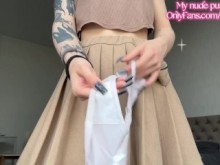 Las braguitas sucias de la pequeña nena te harán oler su coño y me pondrán la polla muy dura