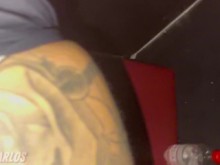 ¡Me usaron en Gloryhole, mientras mi esposo miraba con pasión!