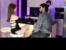 mi novia se folla a compañero del colegio mientras le cocino