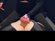 Femme Nemesis - Ballbusting en su bonita jaula de castidad rosa