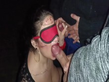 DOGGING AMATEUR ITALIA - ESPOSA PUTA CHUPA POLLAS EN LA CALLE DELANTE DE SU MARIDO CORNUDO