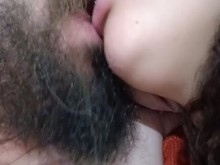 puta cachonda con un beso con lengua, pajeando fuerte la polla del cornudo mientras ella le chupa la boca grande